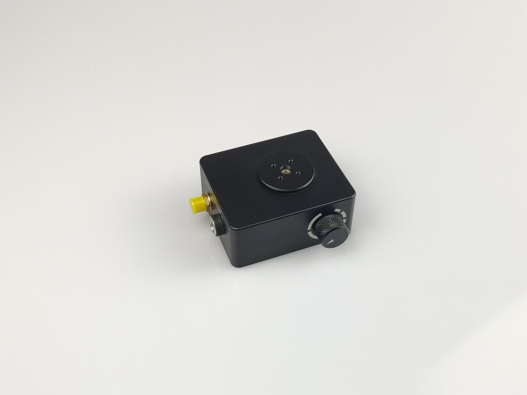 PD510U是一款低噪聲、帶集成放大器的可調增益硅光電探測器，適用于自由空間光學系統(tǒng)。該裝置包括光電二極管、跨阻放大器、驅動級放大器、射頻連接器等。輸出端使用SMA連接器，以減小尺寸并最大限度的提高頻率響應，探測器帶寬和增益共有八個檔位。